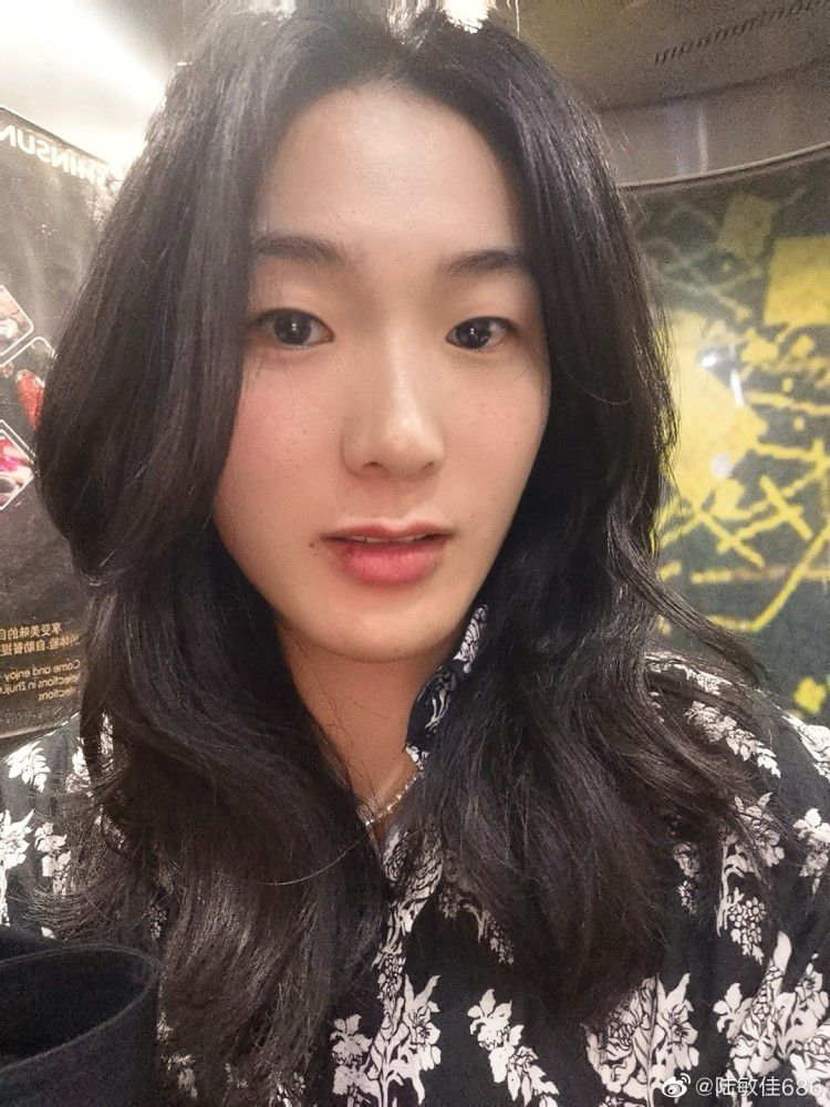 在纽约行医的伦敦牙医伯特伦•平库斯（瑞奇•吉弗斯 Richy Gervais 饰）不善与人相处，利欲熏心又愤世嫉俗。在一次结肠手术不测中，伯伦特假死7分钟，醒来后便具有了与鬼魂交换的能力。被众鬼魂骚扰烦不堪烦的伯伦特碰到了生前是公共关系专家的鬼魂弗兰克（格雷格•金尼尔 Greg Kinnear 饰），为求清净承诺了他的要求，帮忙禁止弗兰克遗孀、考古专家格温（蒂娅•莱欧妮Téa Leoni 饰）与人权律师男朋友理查德（比利•坎贝尔 Billy Campbell 饰）再婚。在与格温的接触中，伯伦特发现本身竟逐步坠进爱河；而格温与理查德的亲事如愿打消，却并未告竣弗兰克告终尘缘的心愿。不但如斯，众鬼魂求伯伦特协助完成最后欲望的要求愈演愈烈，这使一向以自我为中间的伯伦特莫衷一是……                                  　　本片获俄亥俄中部影评人协会最好被轻忽片子奖和卫星奖最好男主角（瑞奇•吉弗斯）。